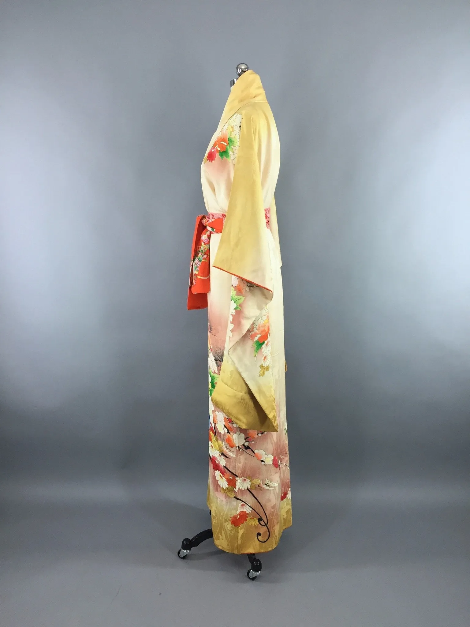 1960s Vintage Silk Kimono Robe Furisode in Ivory and Gold Ombre Floral
