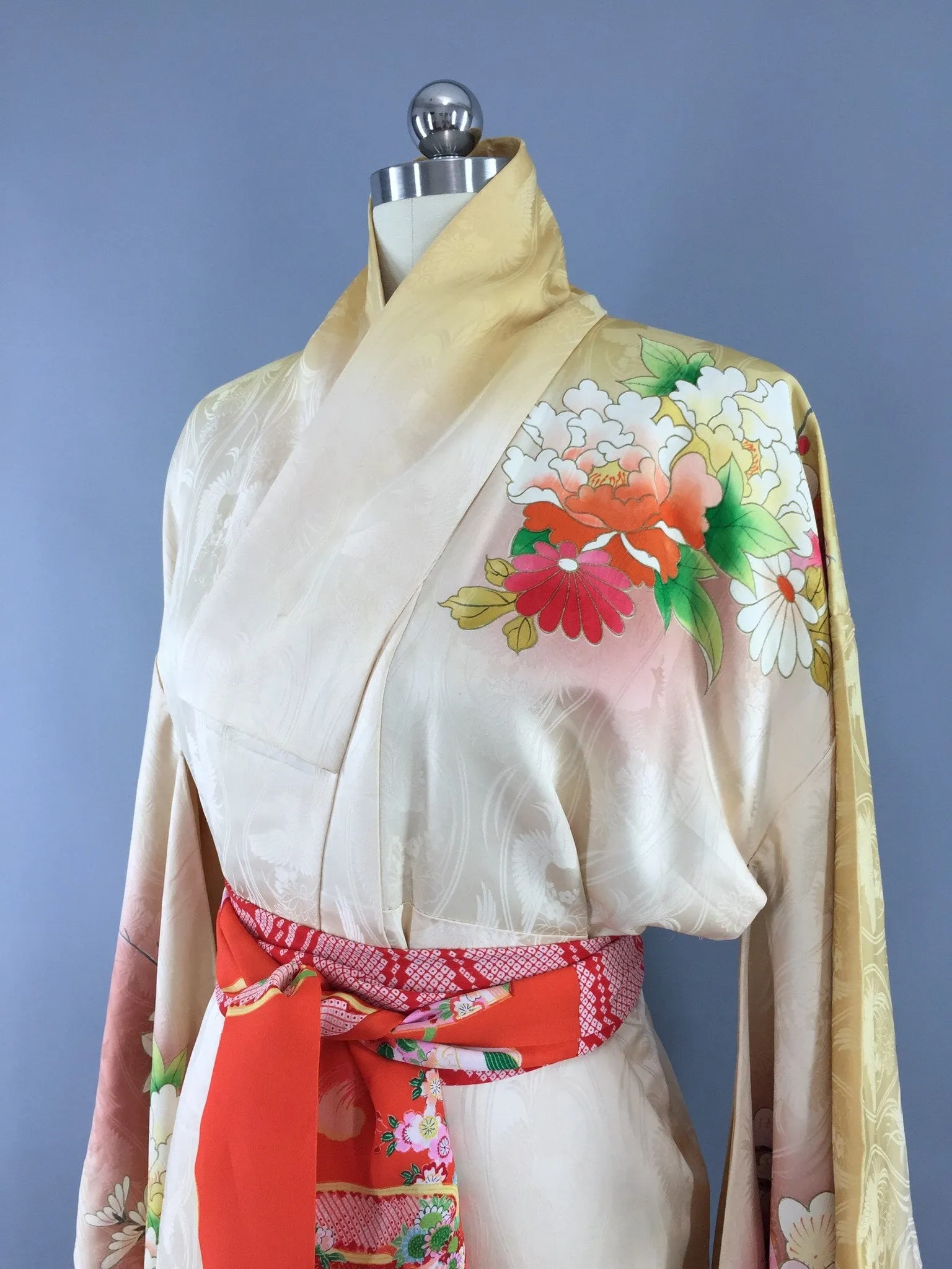 1960s Vintage Silk Kimono Robe Furisode in Ivory and Gold Ombre Floral