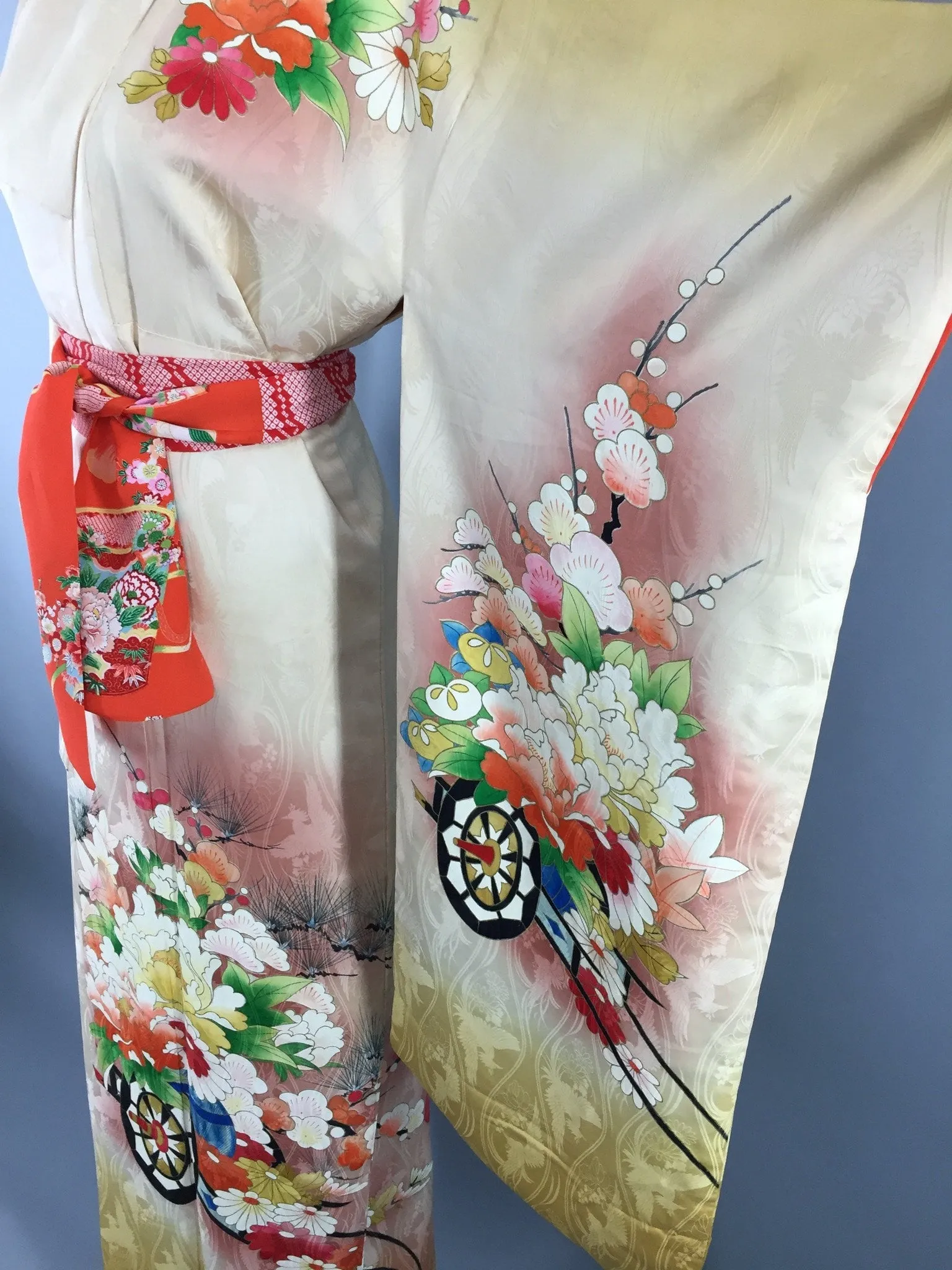 1960s Vintage Silk Kimono Robe Furisode in Ivory and Gold Ombre Floral